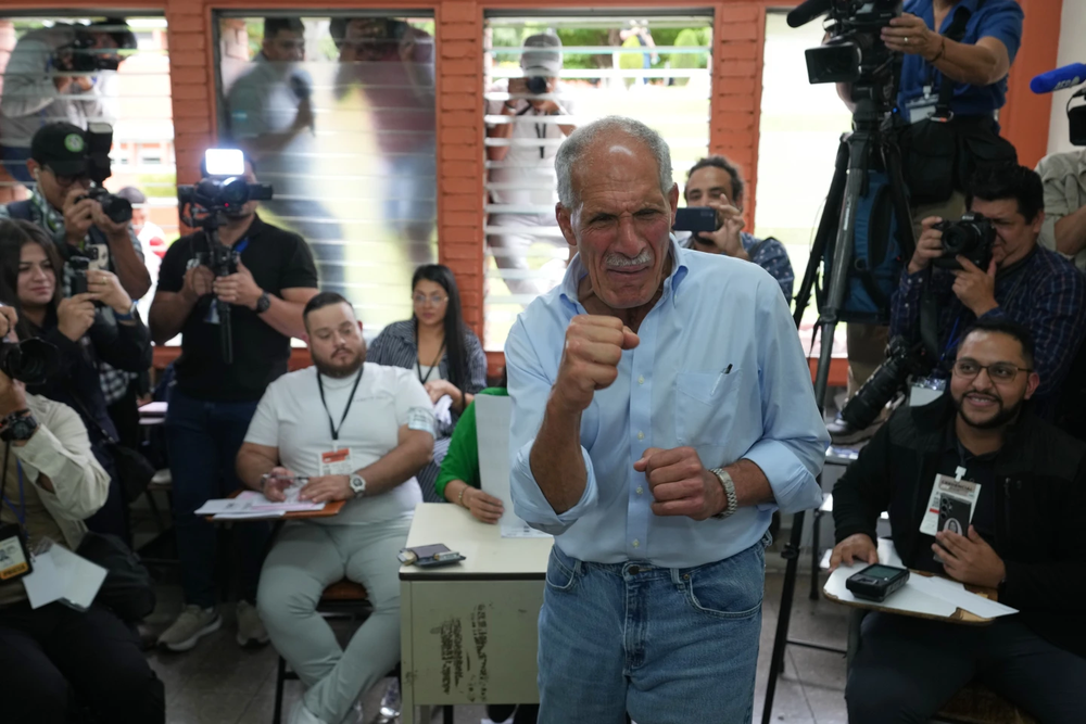 El candidato a la presidencia de Honduras, “Tito” Nasry Asfura, emite su voto.