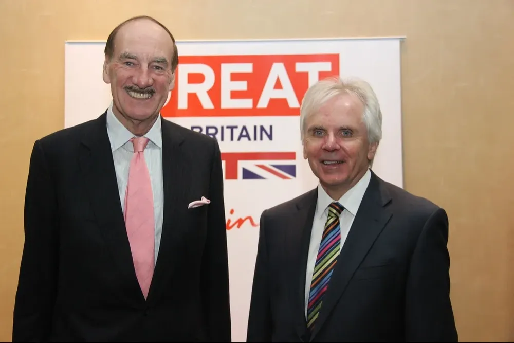 Colin Armstrong (izq.) con el embajador británico en Ecuador Patrick Mullee.
