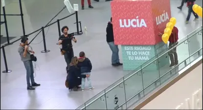 Una sorpresa para Lucía en el aeropuerto
