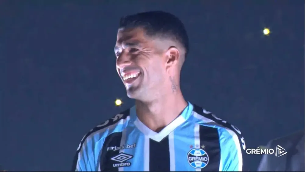 Luis Suárez con la camiseta de Gremio en la presentación