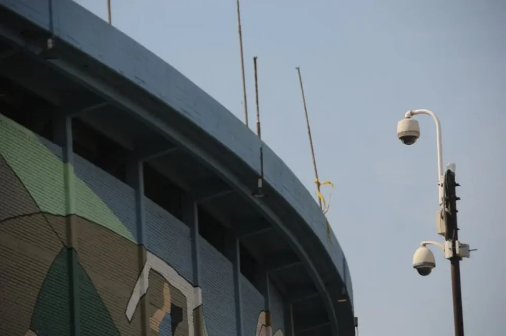 El estadio y las cámaras de vigilancia