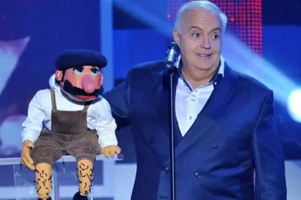 El conductor de televisión y ventrílocuo español José Luis Moreno junto a Macario, uno de sus personajes
