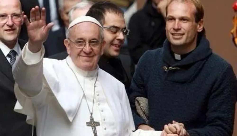 El papa Francisco junto al sacerdote Gonzalo Aemilius, en la visita que el Sumo Pontifíce le regaló el iPad