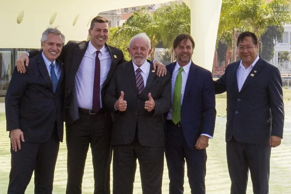 Los presidentes de Argentina, Paraguay, Brasil y Uruguay; socios del Mercosur que dieron el primer paso para incorporar a Bolivia, cuyo presidente aparece en el extremo derecho.
