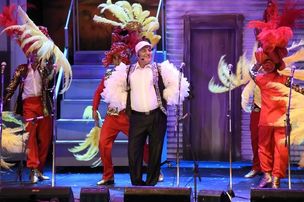 Ariel Sosa, durante el último concurso en el que Zíngaros ganó el primer premio, en la parodia de Julio Kanela Sosa.