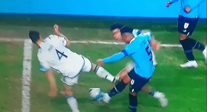 Fabricio Díaz recibe la plancha del italiano Matteo Prati, quien al final no fue expulsado