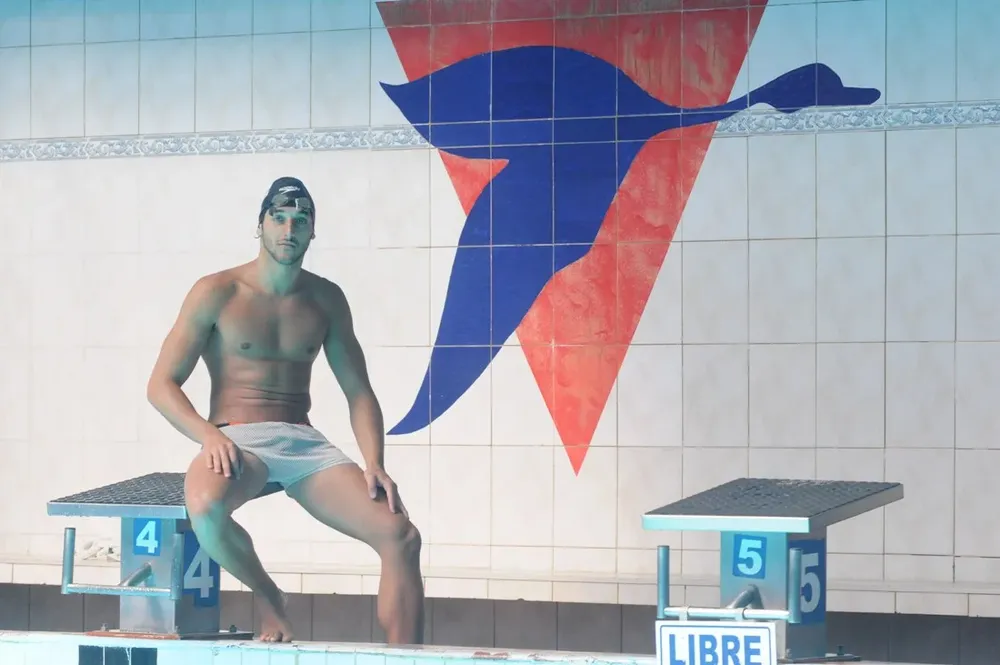 Martín junto al escudo del campeón