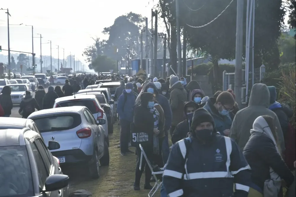 La alegría fue por filas en Paso Carrasco entre el descontento y la fortuna de pocos para vacunarse con Pfizer