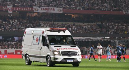 Una ambulancia ingresa en pleno partido Nacional vs Sao Paulo en Morumbí para asistir a Juan Izquierdo