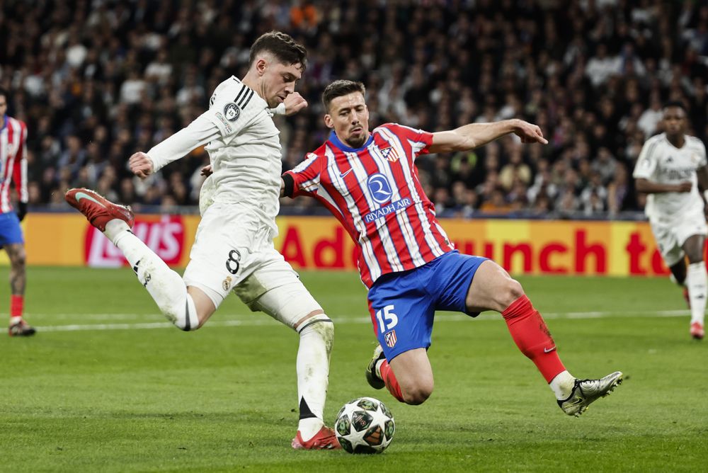 Federico Valverde de Real Madrid contra Clément Lenglet de Atlético de Madrid por la Champions League