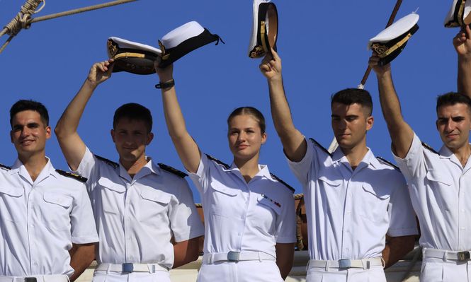 La princesa Leonor saluda junto a otros guardiamarinas en el arribo del buque Elcano al puerto de Cartagena de Indias, en Colombia. EFE