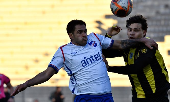 Maximiliano Gómez de Nacional ante Nahuel Herrera de Peñarol por el Torneo Clausura