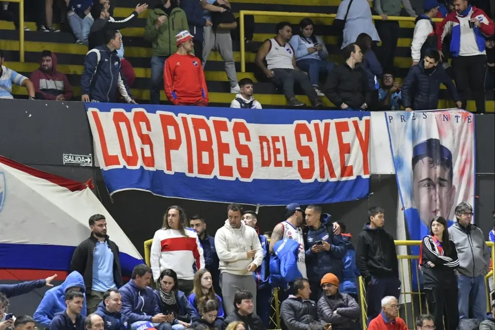 Bandera de Los Pibes del Skey en el Palacio Peñarol