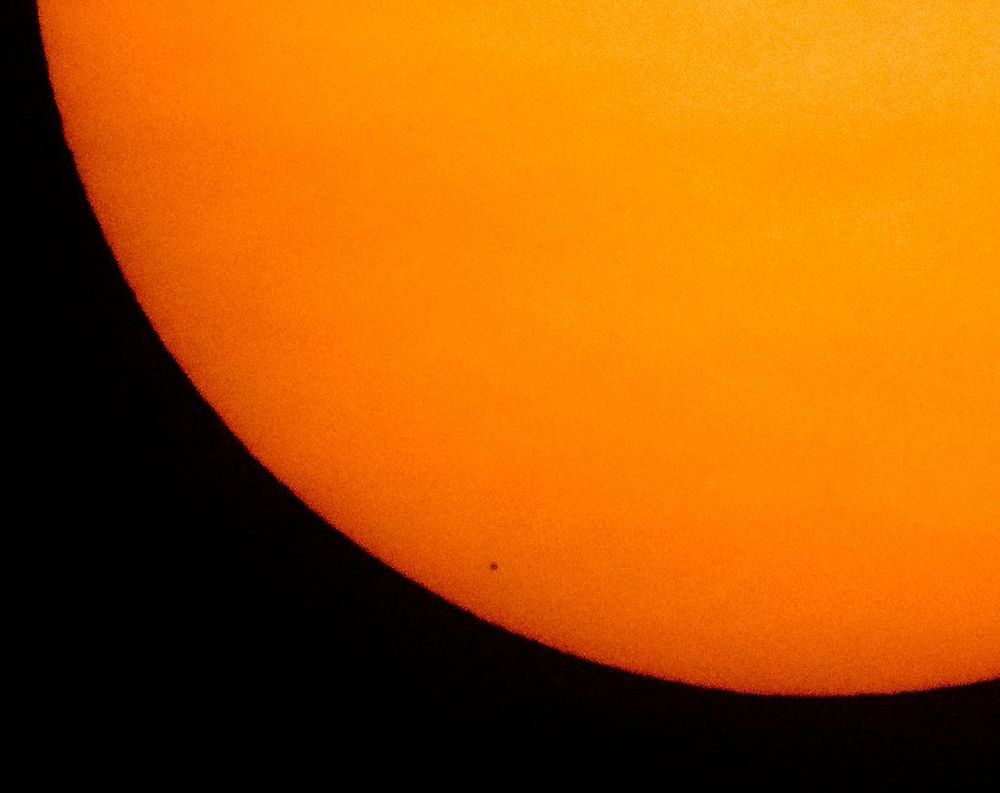 Mercurio visto como un punto pequeño en la zona izquierda inferior del Sol, durante un evento conocido como "mordisco de Mercurio".