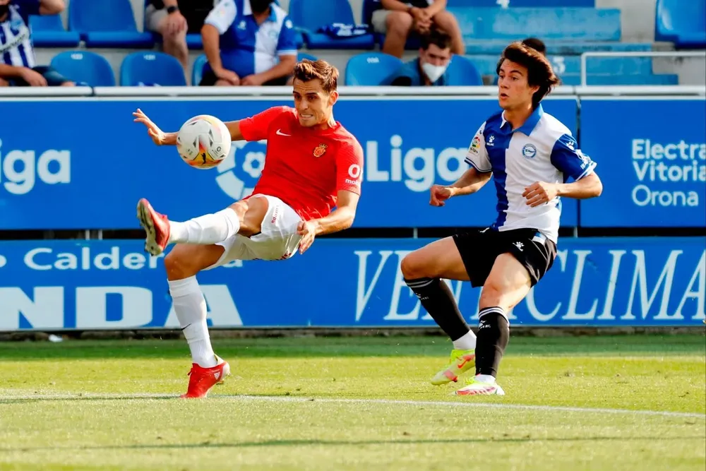 Pelistri presionando a un defensor en un Mallorca-Alavés