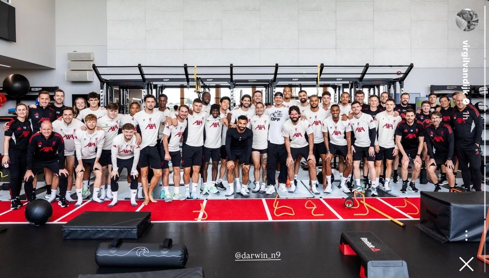 Todo el plantel y el cuerpo t&eacute;cnico de Liverpool aparece en esta foto de la despedida de Darwin N&uacute;&ntilde;ez, a quien se lo puede ver en el centro de la misma