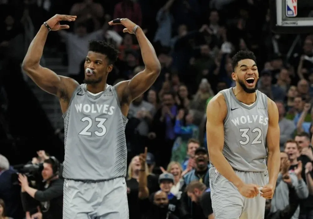 Jimmy Butler y Karll-Anthony Towns