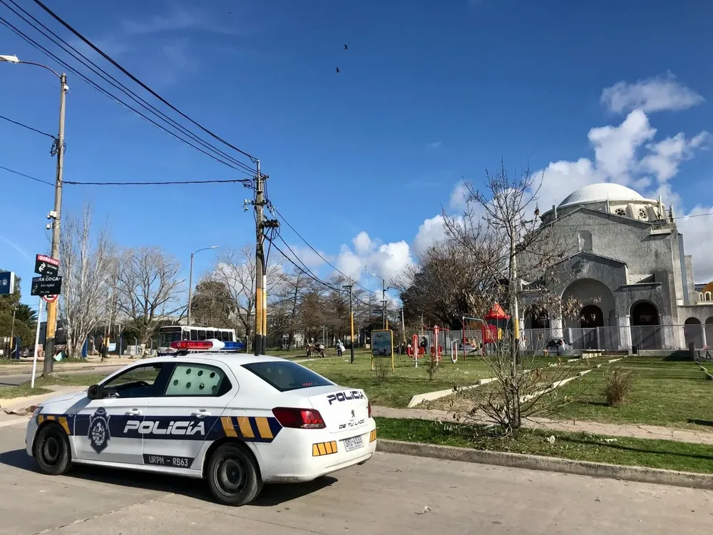 Patrullero policial en una recorrida por La Cruz de Carrasco. (Archivo)