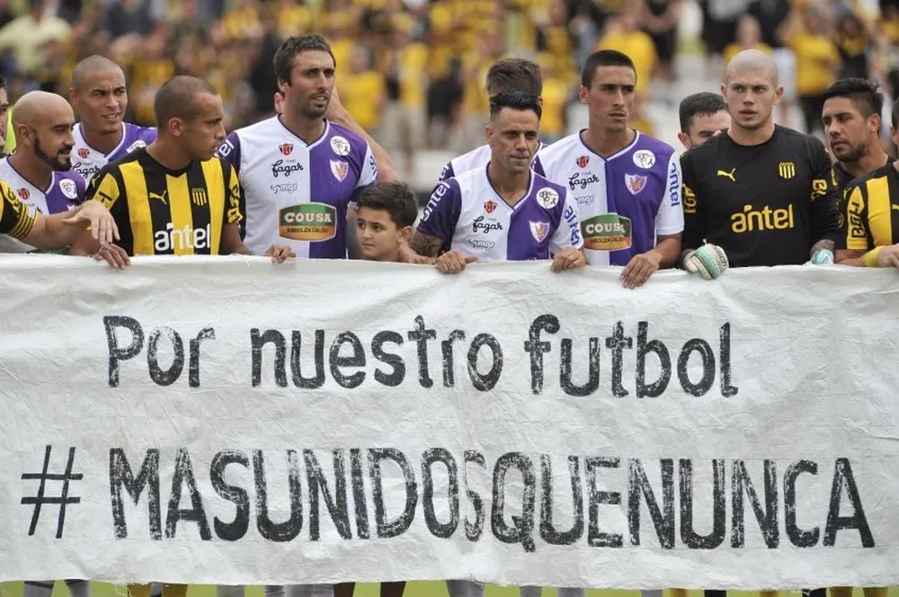 Los jugadores de Fénix y Peñarol con la proclama Más unidos que nunca