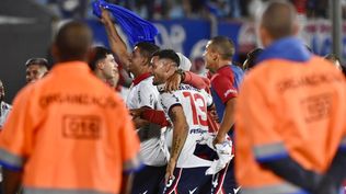 Diego Polenta de Nacional, quien no jugó el clásico ante Peñarol, celebra la victoria junto al debutante Emiliano Ancheta