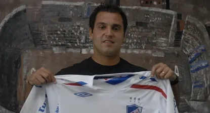 El delantero con sus nueva camiseta.