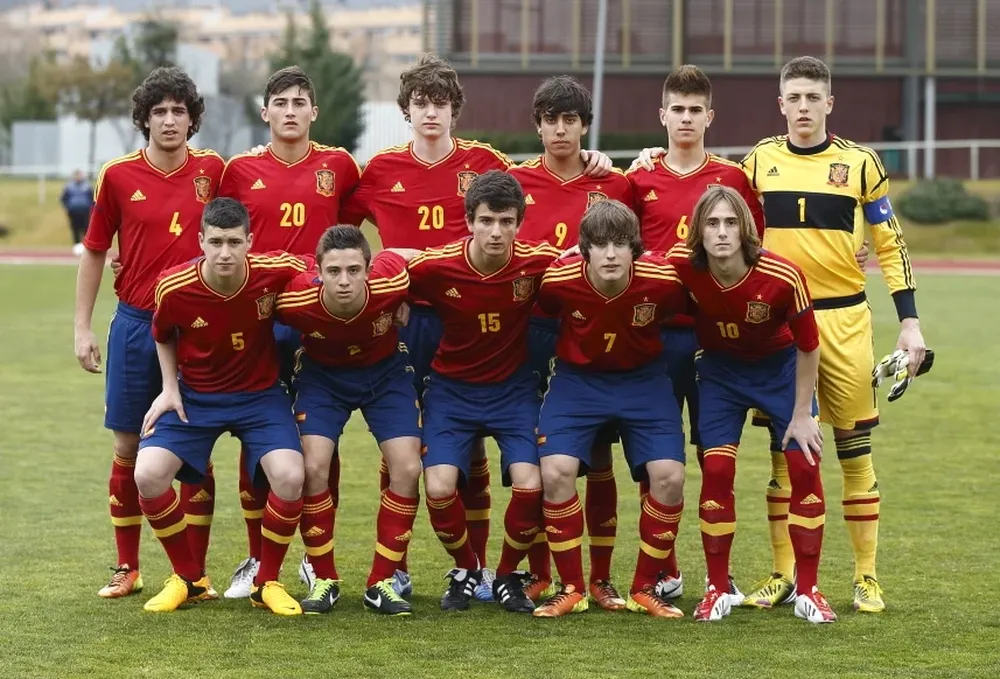 Ramiro Guerra es el segundo, arriba, empezando desde el arquero. Utilizó la remera 6.