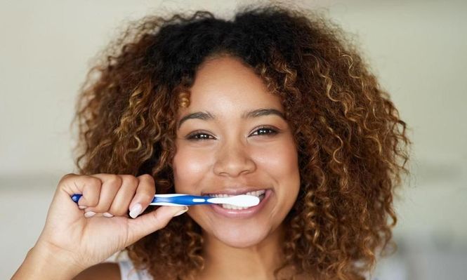 Cepíllate antes (y no después) de desayunar y otros 3 consejos para lavarte bien los dientes