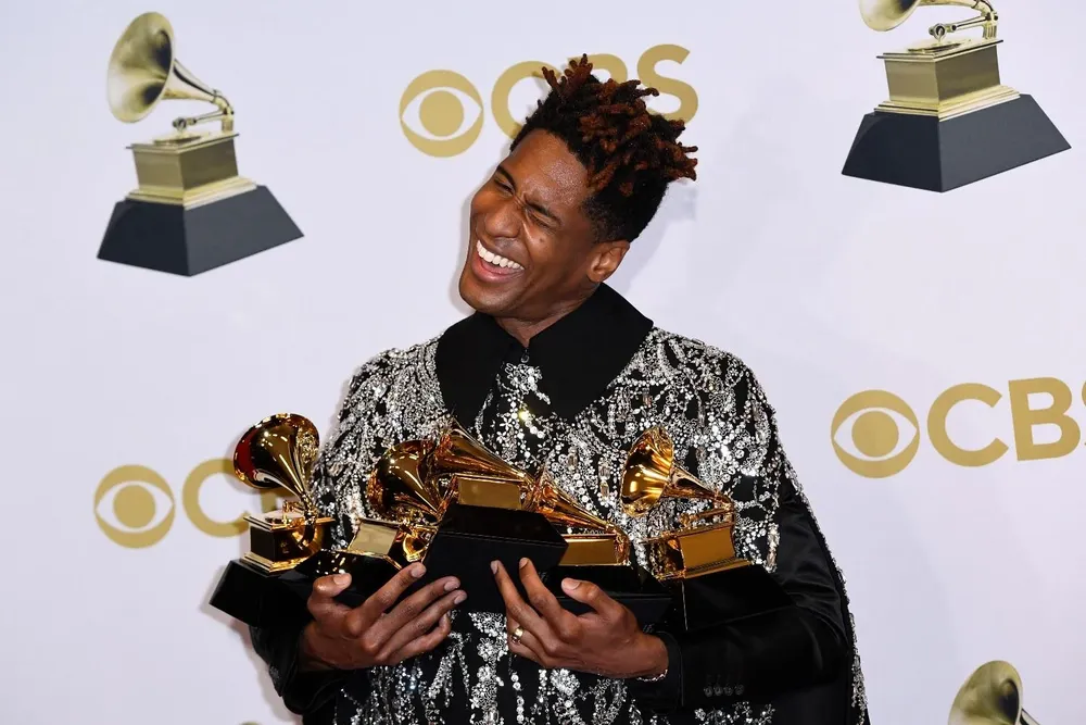 Jon Batiste con los cinco Grammy que obtuvo el pasado domingo