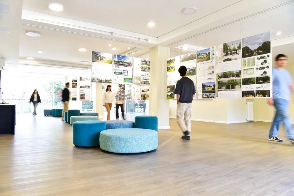 Hall de Facultad de Arquitectura de Universidad ORT Uruguay