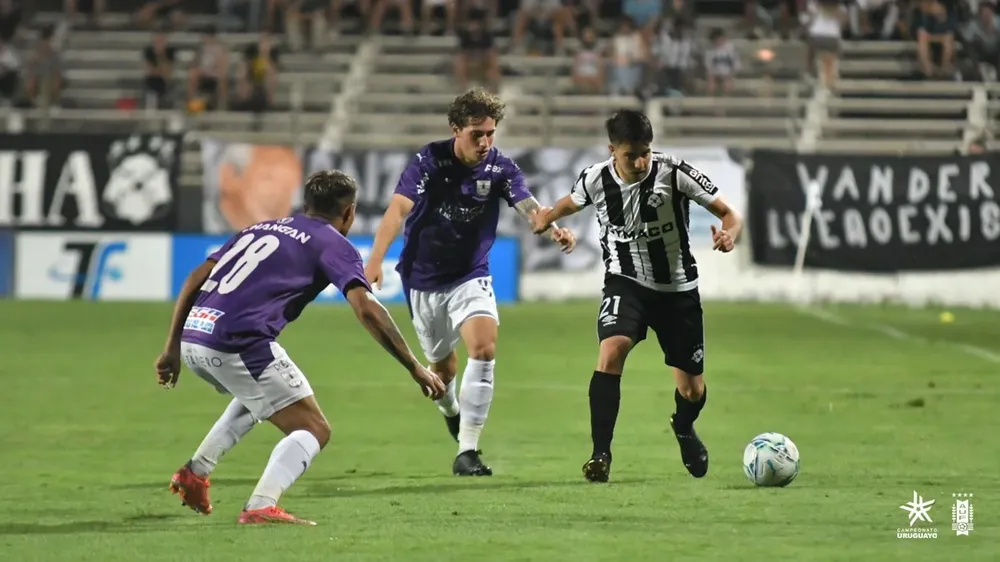 Wanderers venció a Defensor y es el único líder