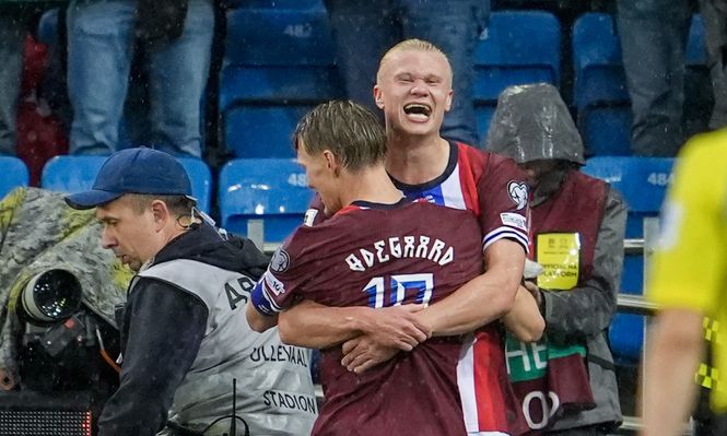 Erling Haaland y Martin Odegaard celebran el triunfo de Noruega ante Italia por Eliminatorias