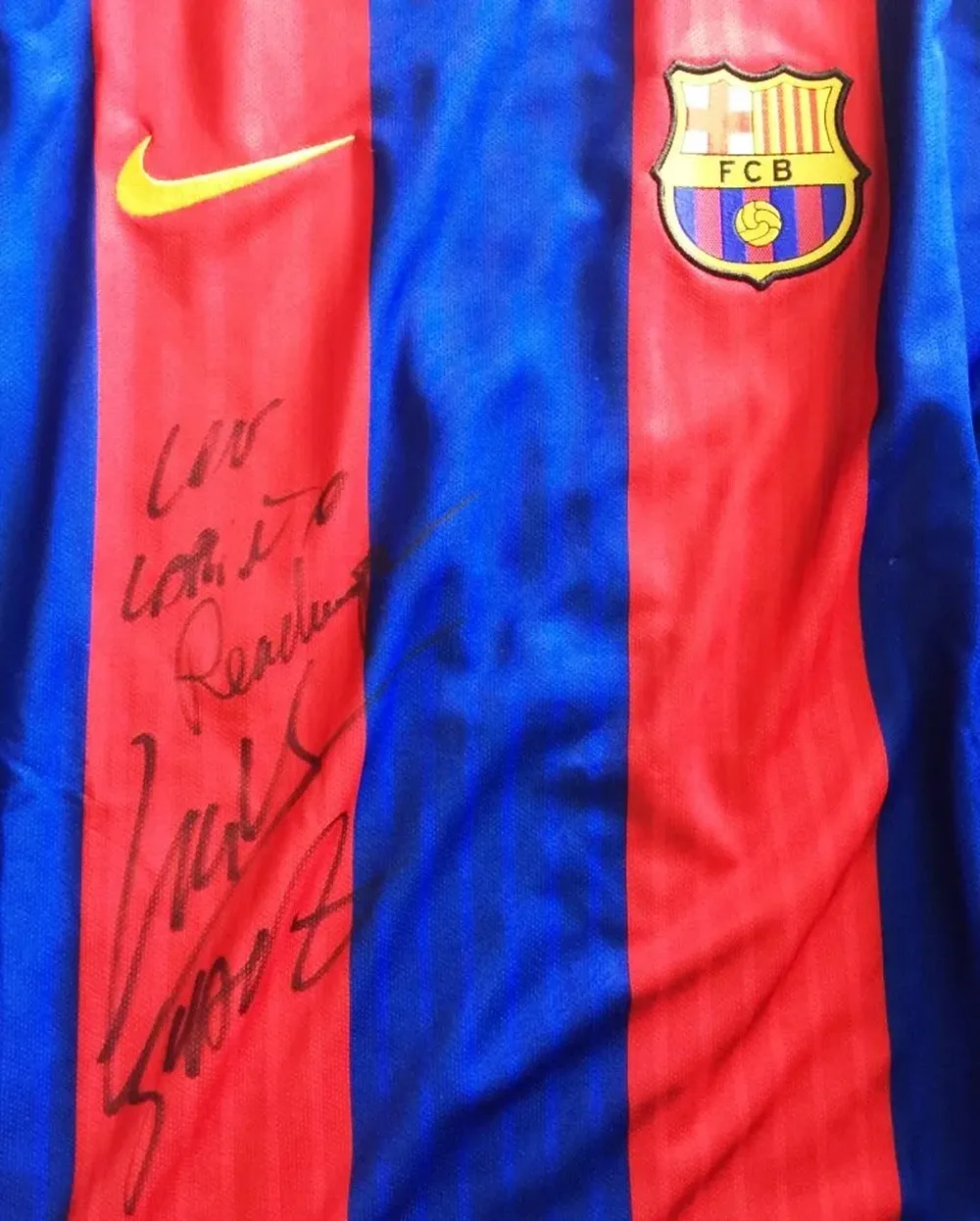 La camiseta del FC Barcelona firmada de Luis Suárez tendrá muchos interesados para su adqusición
