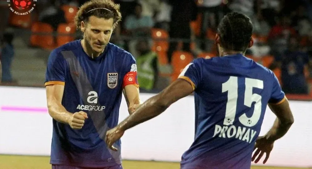 Así celebró Forlán su gol para Mumbai City