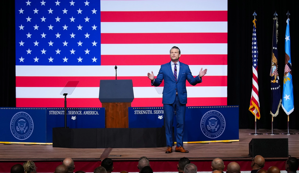 El secretario de Defensa de Estados Unidos, Pete Hegseth, expusó en una reunión con altos mandos militares en la base del Cuerpo de Marines en Quantico.&nbsp;