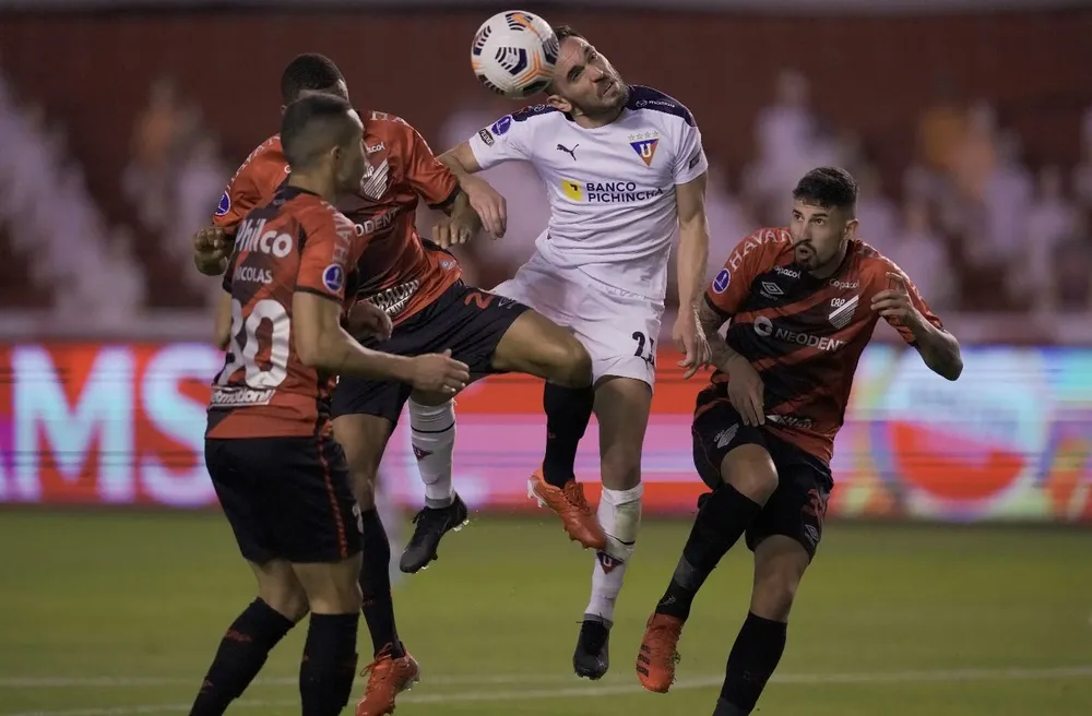 Matías Zunino entre tres jugadores brasileños