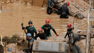 Los equipos de emergencias trabajan en la búsqueda de desaparecidos.