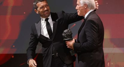 El homenaje de António Banderas a Richard Gere, en los Premios Goya.