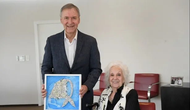 Juan Schiaretti junto a Estela de Carlotto