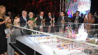 El presidente Luis Lacalle Pou junto a la familia Huts y autoridades del gobierno