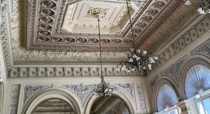 El edificio que un ingeniero italiano diseñó como sede social de las altas clases montevideanas y que tiene en cada piso un estilo arquitectónico diferente