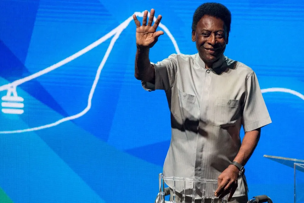 Pelé sigue complicado de salud