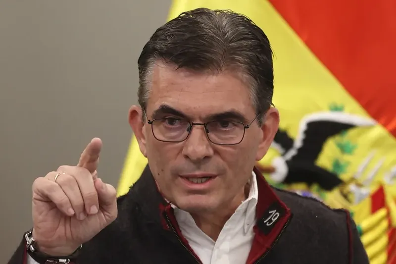 Paz descarta renunciar y anuncia cambios en su gabinete para aplacar las protestas en Bolivia