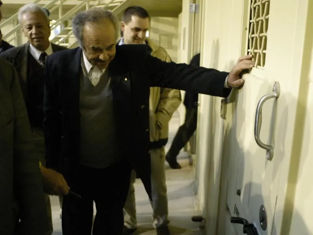 Eleuterio Fernández Huidobro visita las latas, en su inauguración