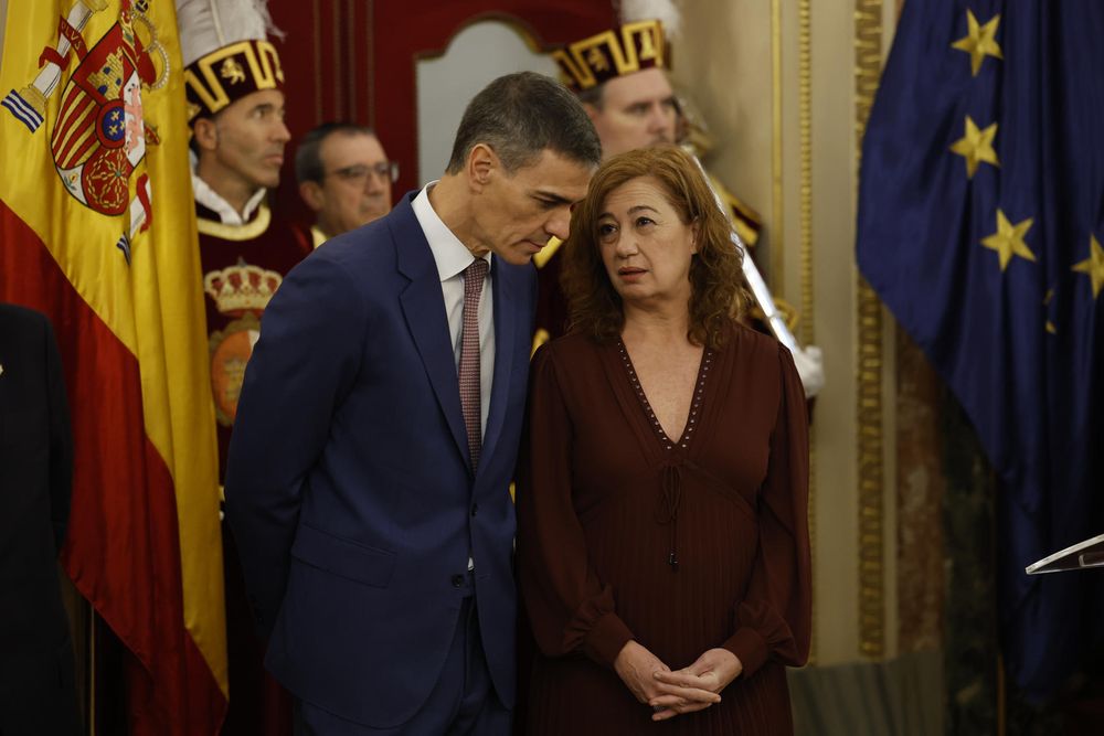 El presidente del Gobierno, Pedro Sánchez, y la presidenta de Congreso, Francina Armengol, durante el acto institucional por el Día de la Constitución, este sábado, en el Congreso de los Diputados.