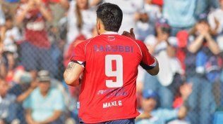Maximiliano Gómez celebra el 2-0 que marcó para Nacional ante Cerro Largo