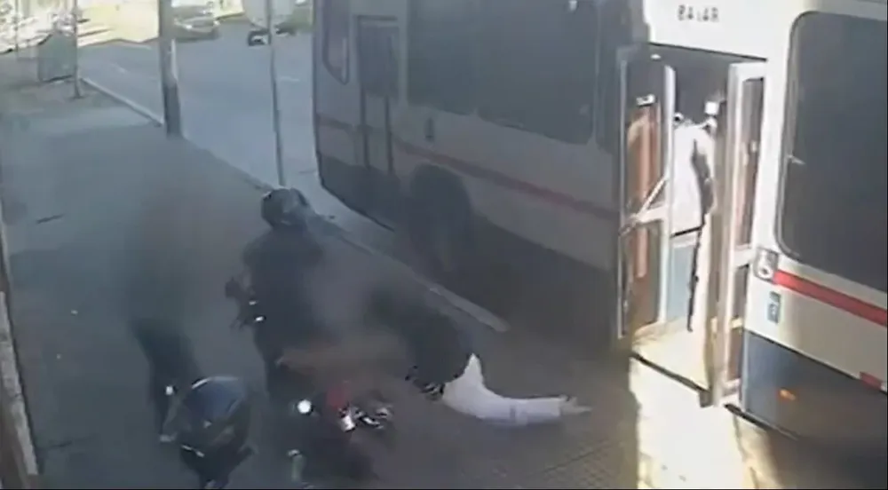 Captura de pantalla del video donde la mujer detiene al menor