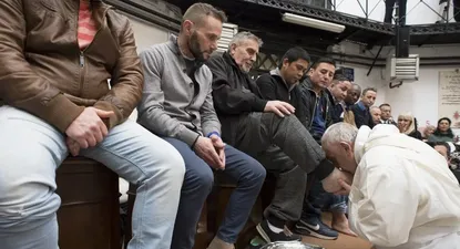 El papa lavó los pies de presos: algunos musulmanes, un ortodoxo y un budista