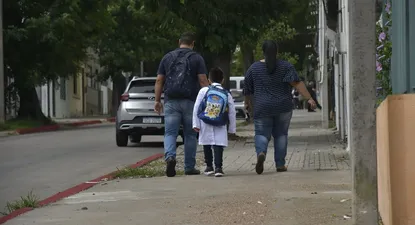 El trayecto a la escuela debe ser acompañado por un adulto conocido.