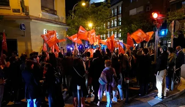 Grupo de simpatizantes socialistas en la sede del PSOE de la calle Ferraz en Madrid