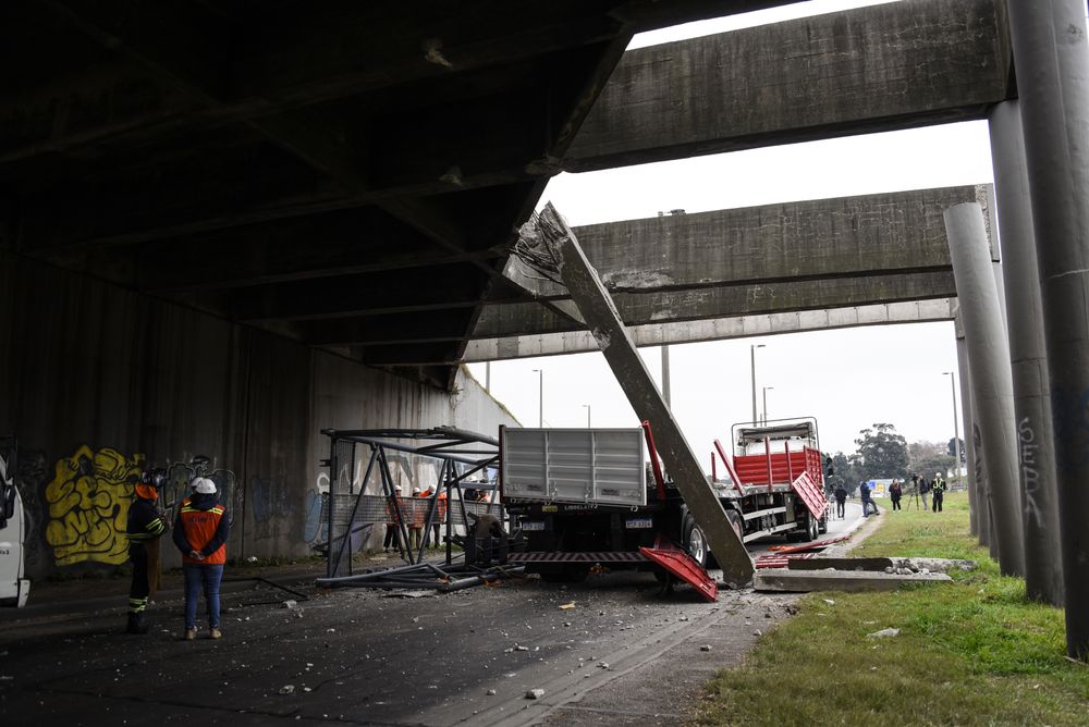 20250716 Accidente en los accesos a Montevideo, un camion choco contra el puente de Bvar. Artigas.